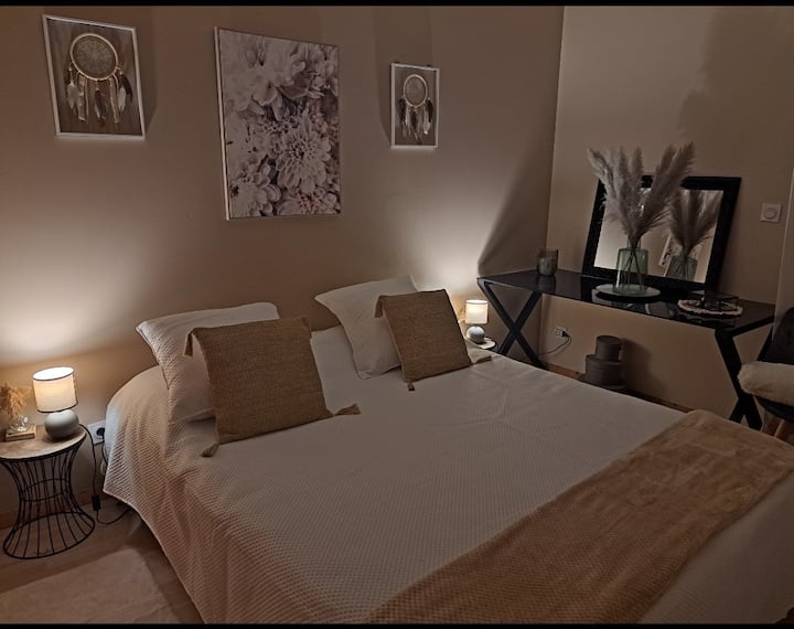 Una cama muy grande y muy acogedora,televisión  en el dormitorio.
