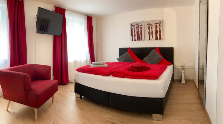 חדר שינה 1 אדום - קומת קרקע