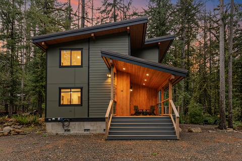 Modern Mt Baker Cabin | Luxury Hot Tub Retreat