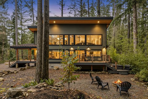Luxury Mt Baker Cabin w/ Hot Tub | Sleeps 8