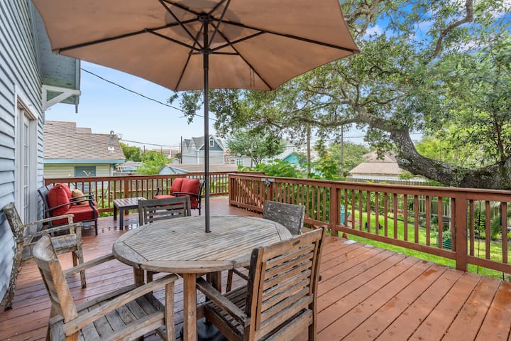 Coastal Cottage W/ Private Yard + Fresh Eggs - Galveston, TX