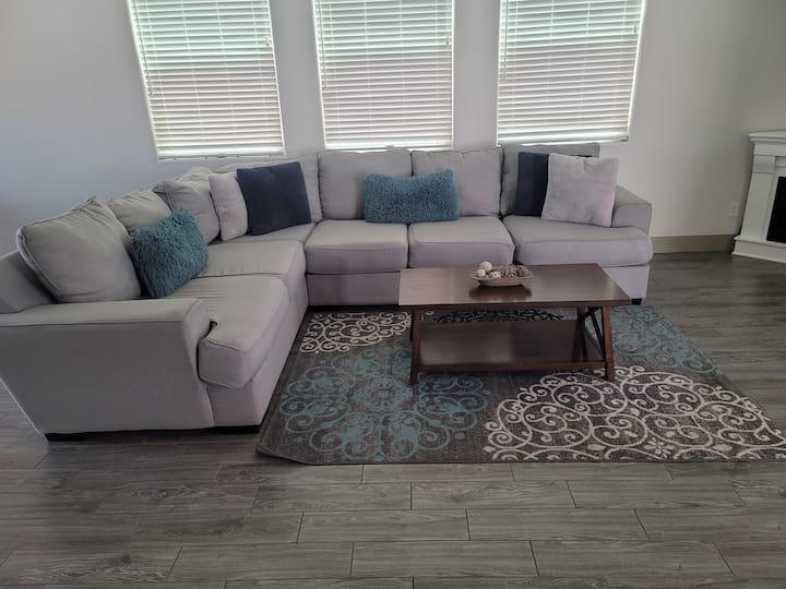 Modern 3-bedroom Home. Perfect For Month To Month! - Merced, CA