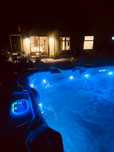 Winter Spa Retreat | Breakfast | 15 Mins to QT