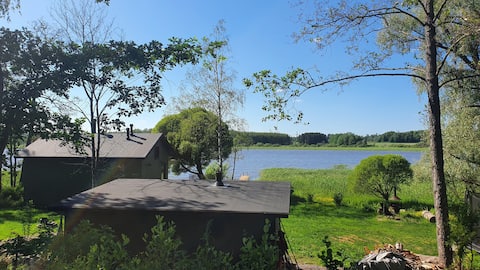 Cozy tinyhouse by the lake with an outdoor jacuzzi