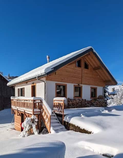 Cozy Hirmentaz chalet at the foot of the slopes
