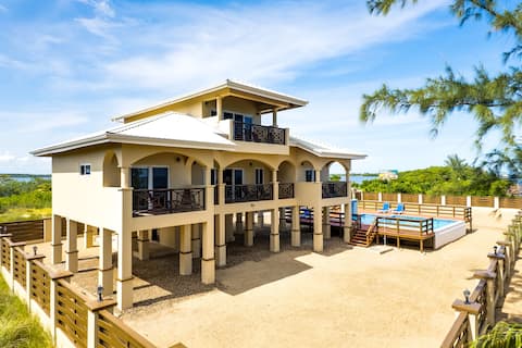 Elegant Beachfront Villa Pool & Beach. Family Fun