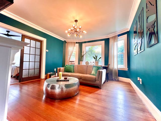 5 bedroom home. Steps to Bellevue