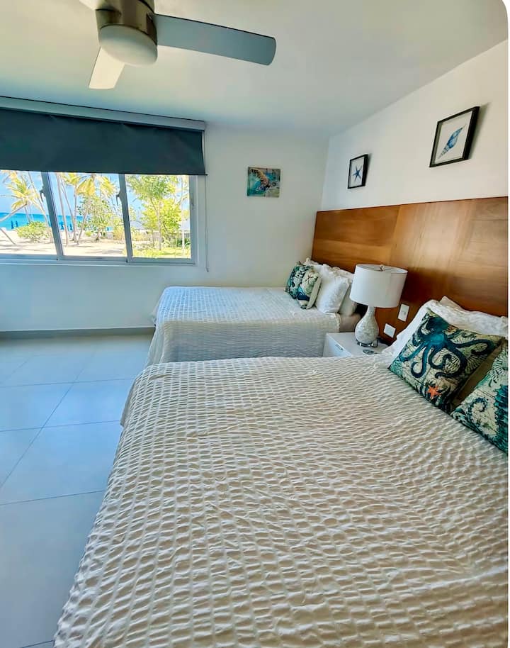Soba broj 2, s pogledom na plažu, 2 bračna kreveta (queen size), ormar, stropni ventilator i klima-uređaj.