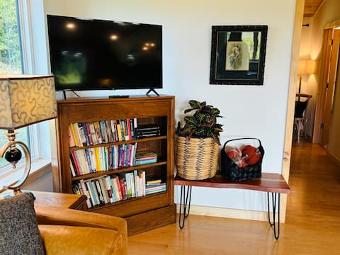 Popular Airbnb listing: Modern Cabin w/Pool & Hot Tub in Mountain View