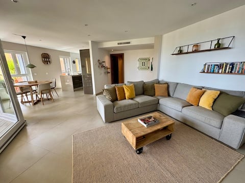 Top performing Airbnb: Beach view modern 2 Bedroom apartment with carpark in San Roque