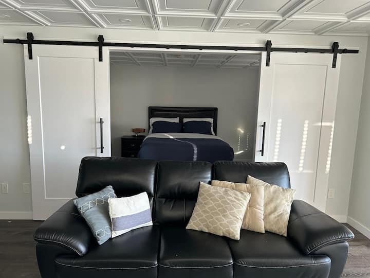 Executive Walkout Basement Suite - Close To Banff - Calgary