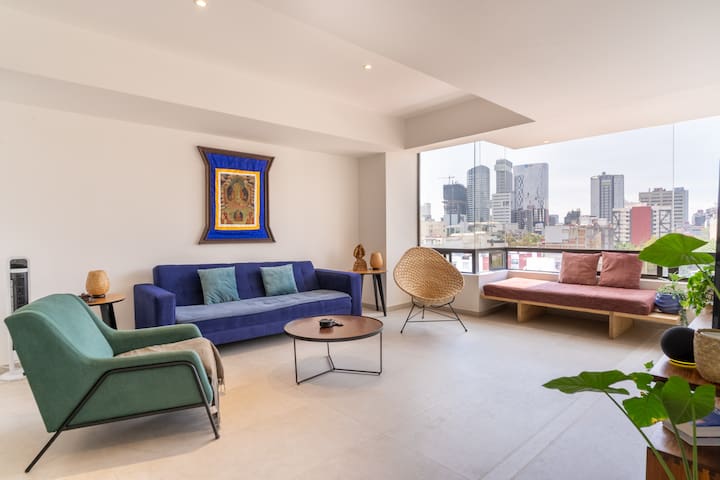 Top Skyline views, Concierge 24/7, Gym.