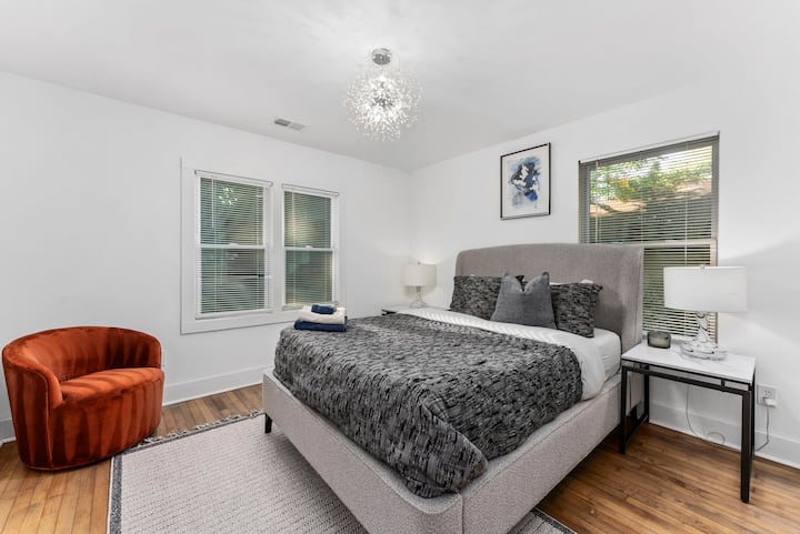 Chambre spacieuse avec un lit queen-size et un décor moderne.