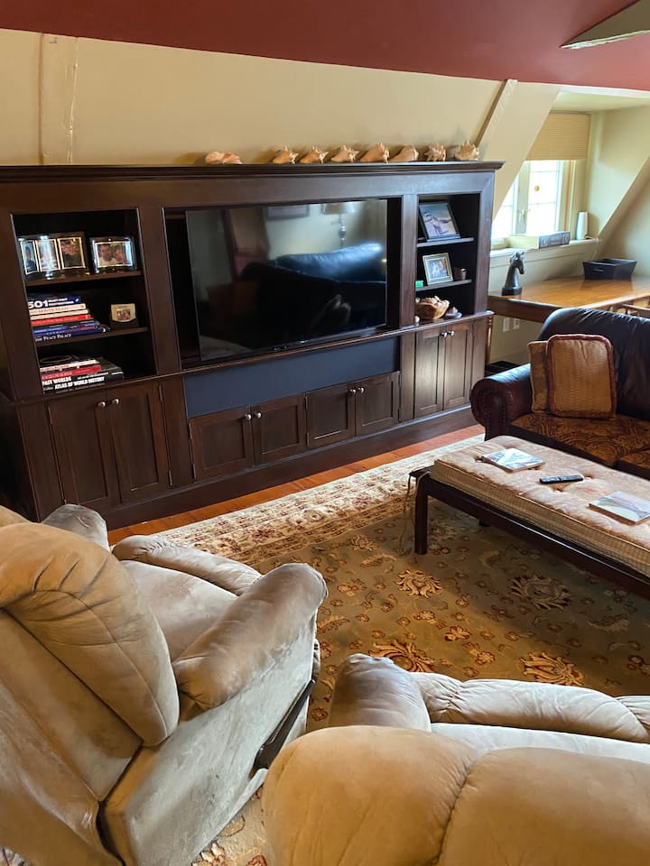 John Stone Suite -Historic District + Parking - Beverly, MA