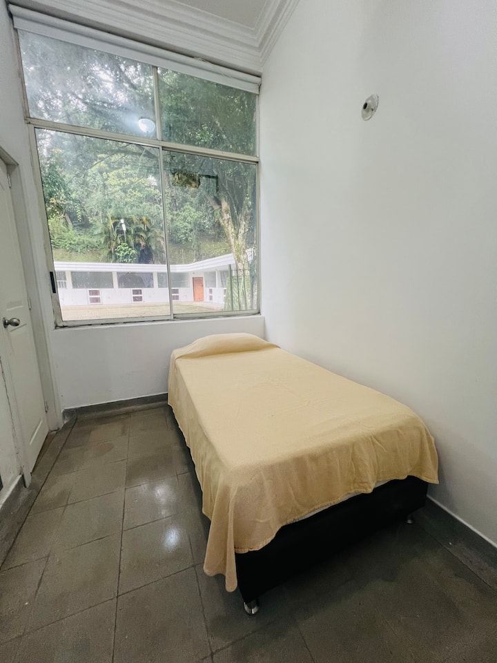 ห้องนี้ตั้งอยู่ภายในบ้านในบริเวณโรงรถ นอกจากนี้ห้องนี้ยังมีห้องอาบน้ำและห้องสุขาส่วนตัว