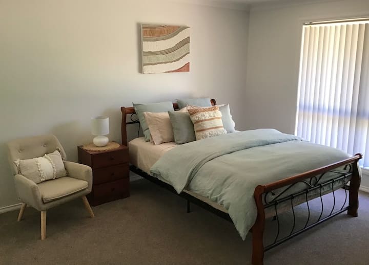 Cama tamaño queen, espacio de trabajo y TV