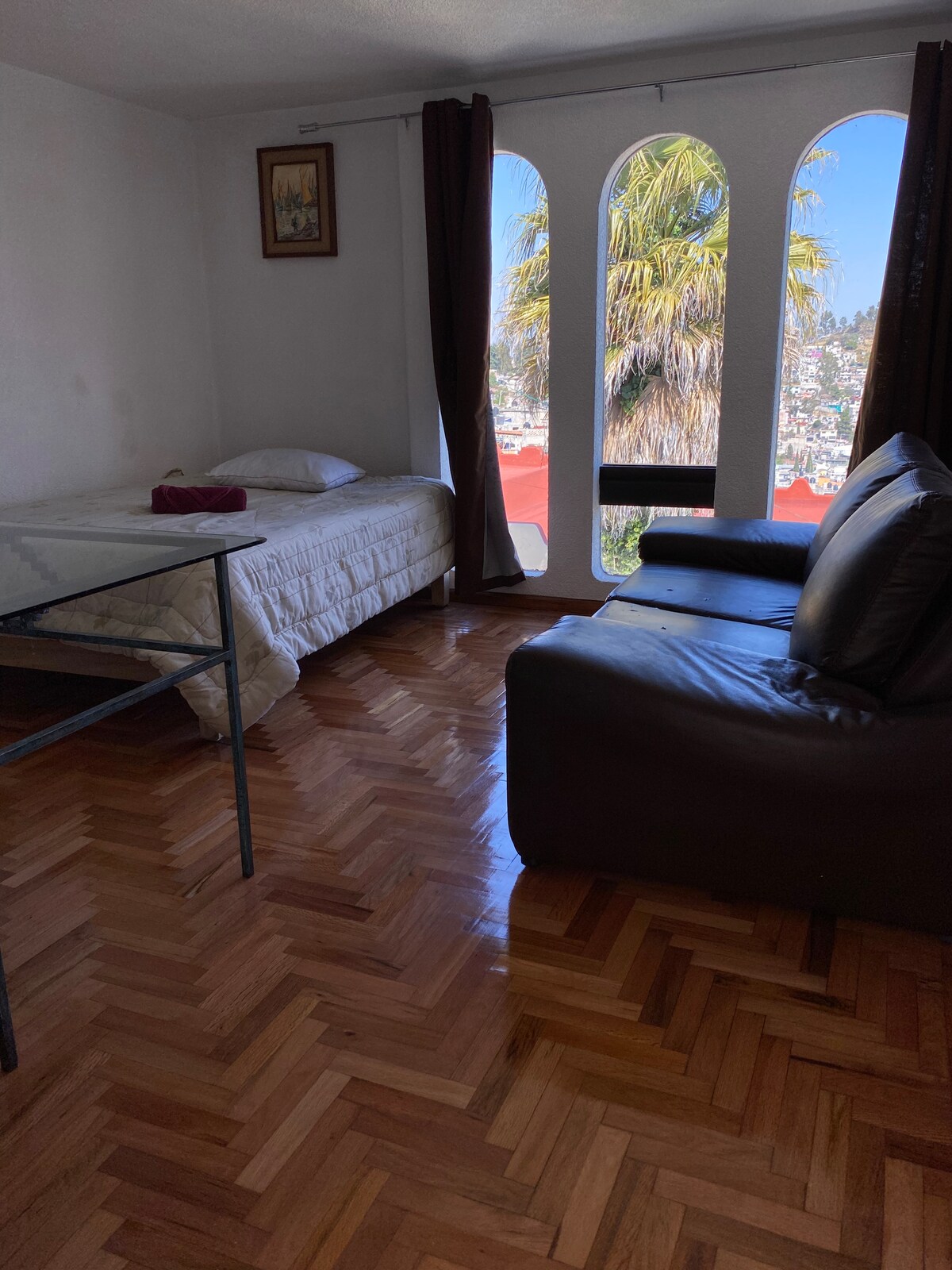 房间配有双人床和沙发。 复古木制书柜。