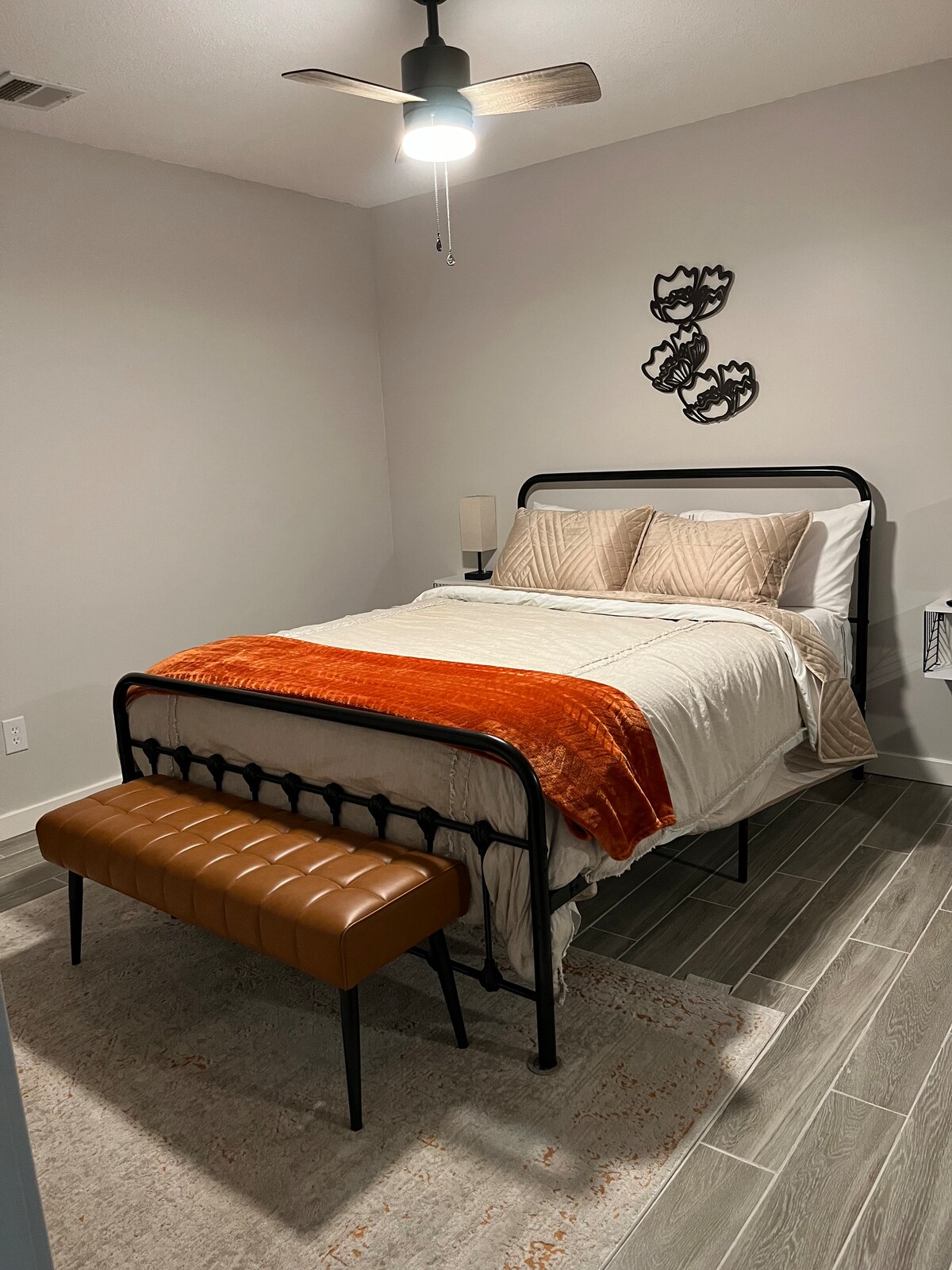 เตียงควีนไซส์พร้อมผ้าปูที่นอนเสริมในตู้เสื้อผ้าหากจำเป็น ตู้เสื้อผ้ากระจกเงามีตู้เสื้อผ้าและไม้แขวนเสื้อหากจำเป็น สมาร์ททีวีติดตั้งไว้ที่ผนังและประตูด้านนอกไปยังสนามหลังบ้านที่มีรั้วล้อมรอบ 