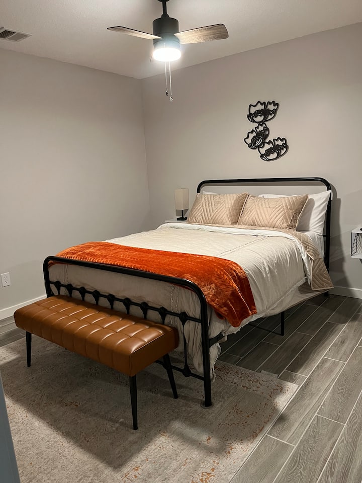 Брачен кревет (широк 150-179 см) со дополнителен комплет чаршафи во плакарот ако е потребно. Огледалниот плакар содржи гардеробер и закачалки ако е потребно. Паметниот телевизор е монтиран на ѕидот и надворешната врата на оградениот двор. 