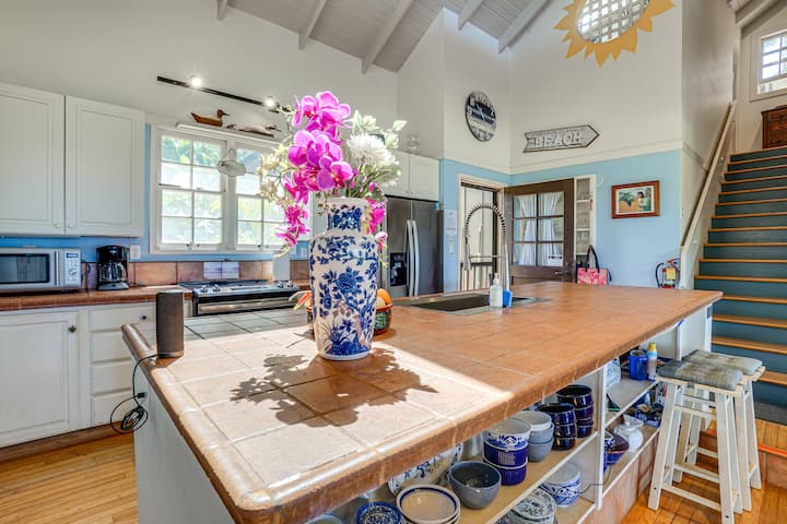 Walk to Beach: Paniolo Hale Townhome w/ Ocean View