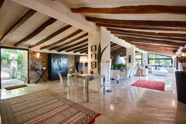 Can Serola. Beautiful 8 bedroom vacation home gallery image 3