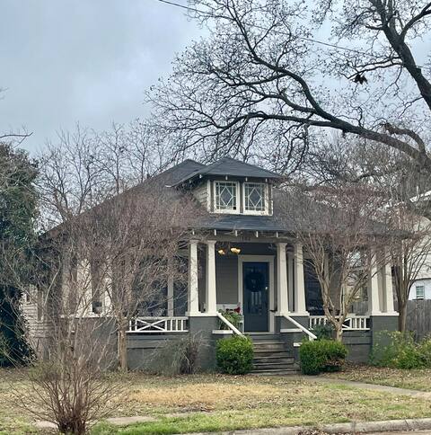 3 bedrooms 2 bath Blocks from Lampasas Square!