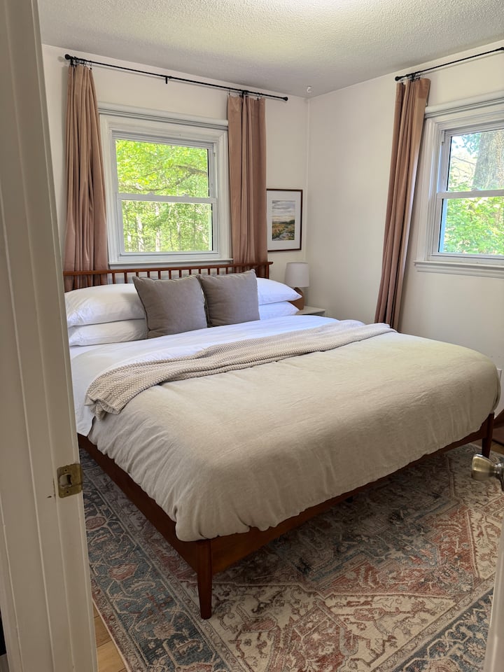 Private Suite with View & Fenced Yard - Guest suites for Rent in