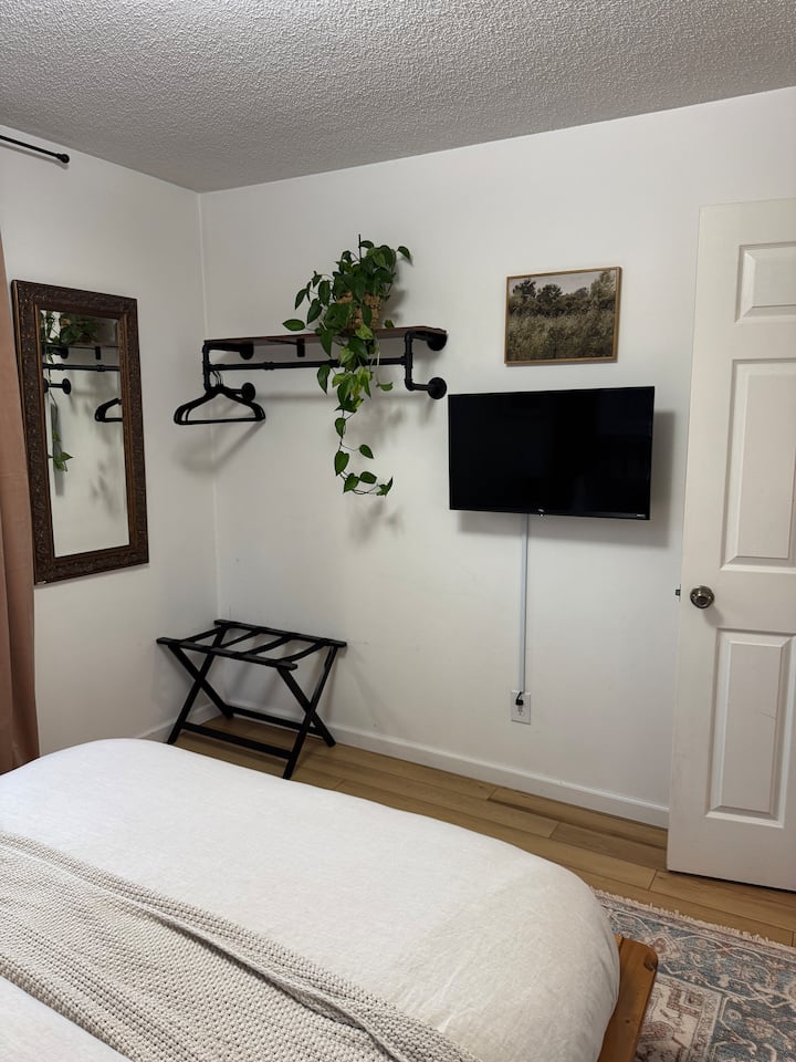 Private Suite with View & Fenced Yard - Guest suites for Rent in