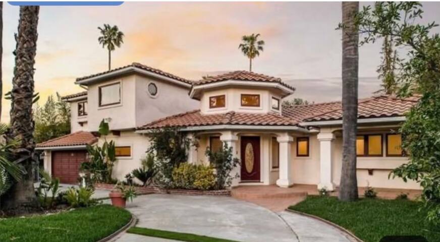 Paradise Vacation Estate near Universal Studios gallery image 2