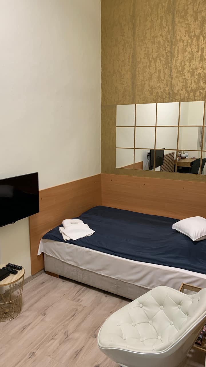 Chumba cha kulala:

- Kitani cha kitanda, mito, mablanketi
- Taulo
- Slippers (bila malipo)
- WI-FI ya bila malipo
- Ramani ya jiji (bila malipo)
- Televisheni ya LED ya skrini bapa yenye chaneli mbalimbali