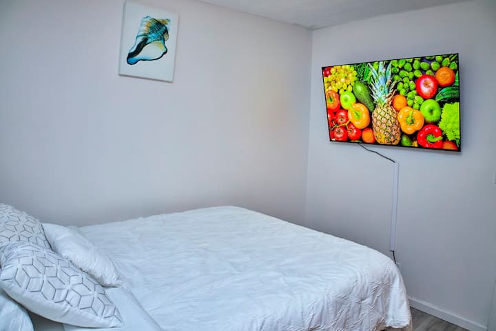 2025 55” Samsung S90D монтиран на ѕид UHDTV