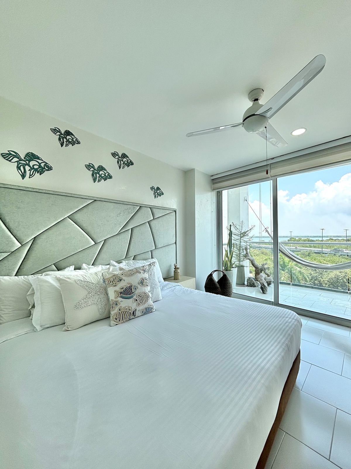 ملاذك للراحة: سرير فاخر بحجم كينج ومكيف هواء هادئ وستائر تعتيم لنوم عميق ومريح.