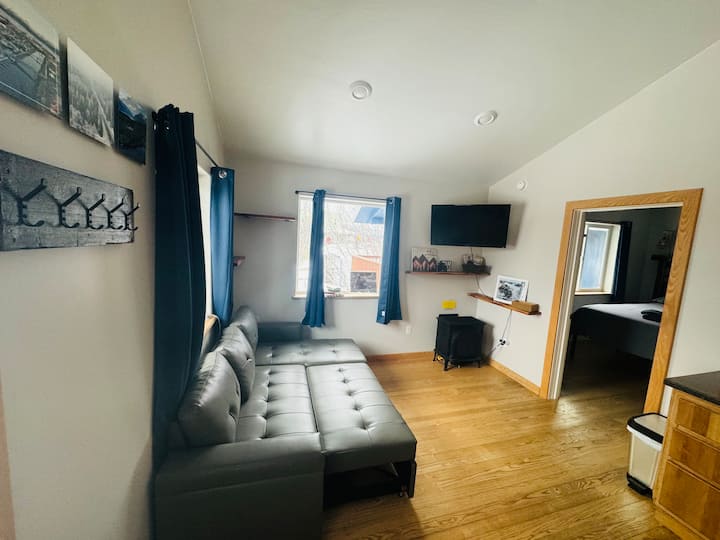 Goditi una disposizione aperta con divano letto per rilassarti e guardare lo sfarfallio del caminetto. 