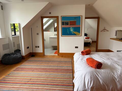 Successful Airbnb property: Large air-conditioned flat sleeps 4 with 100in TV in Cotham
