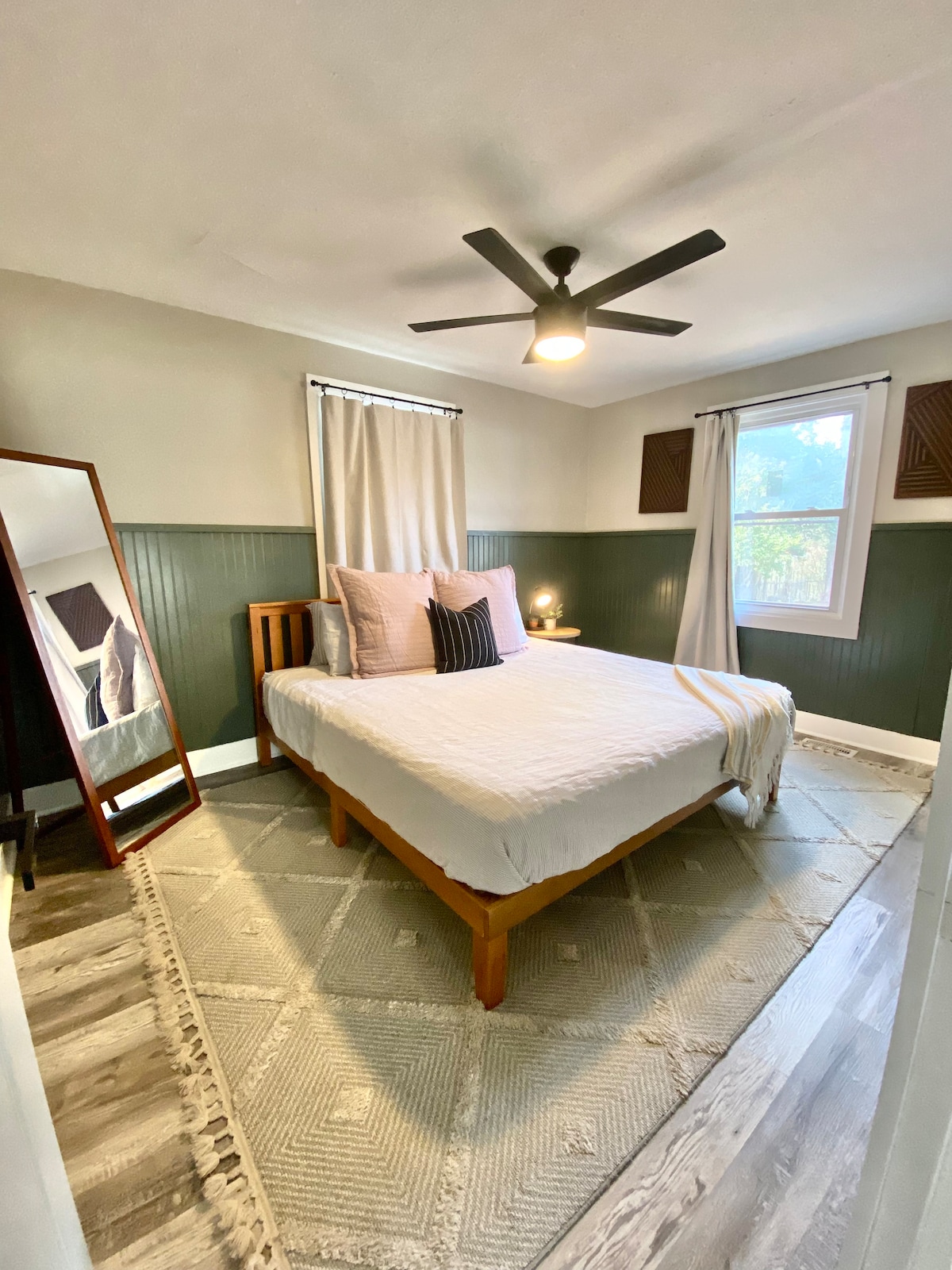 Glavna spavaća soba uključuje bračni krevet, TV i stropni ventilator. Spavaća soba br. 1 
Zavjese za zamračivanje na zahtjev nekoliko gostiju! 