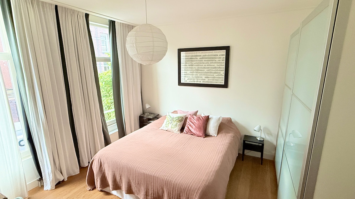 спалня със суперголямо двойно легло