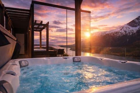 Mirror house with hot tub - a unique nature experience.