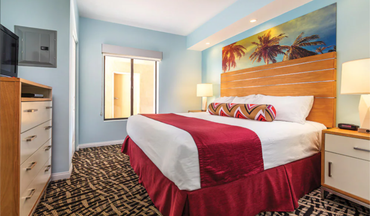 การตกแต่งขั้นสุดท้ายตามห้องสวีทที่ได้รับมอบหมายจากพนักงานของรีสอร์ท