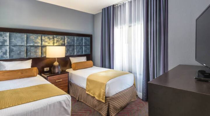 การตกแต่งขั้นสุดท้ายตามห้องสวีทที่ได้รับมอบหมายจากพนักงานของรีสอร์ท