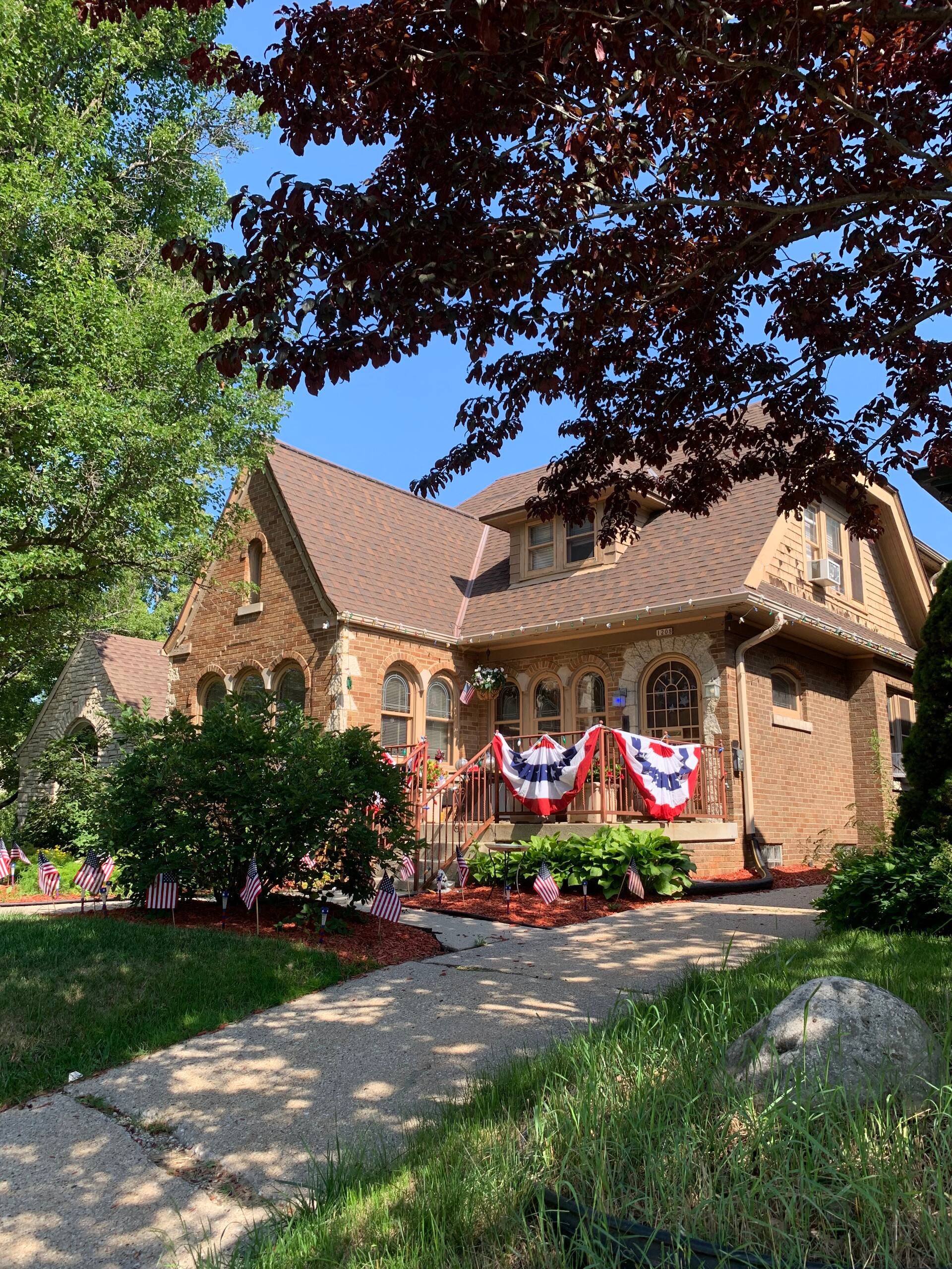 Charming Bungalow Unit Just North of Downtown Milw