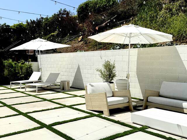 Ocean view. Walk to Carbon Beach. Upscale home gallery image 4