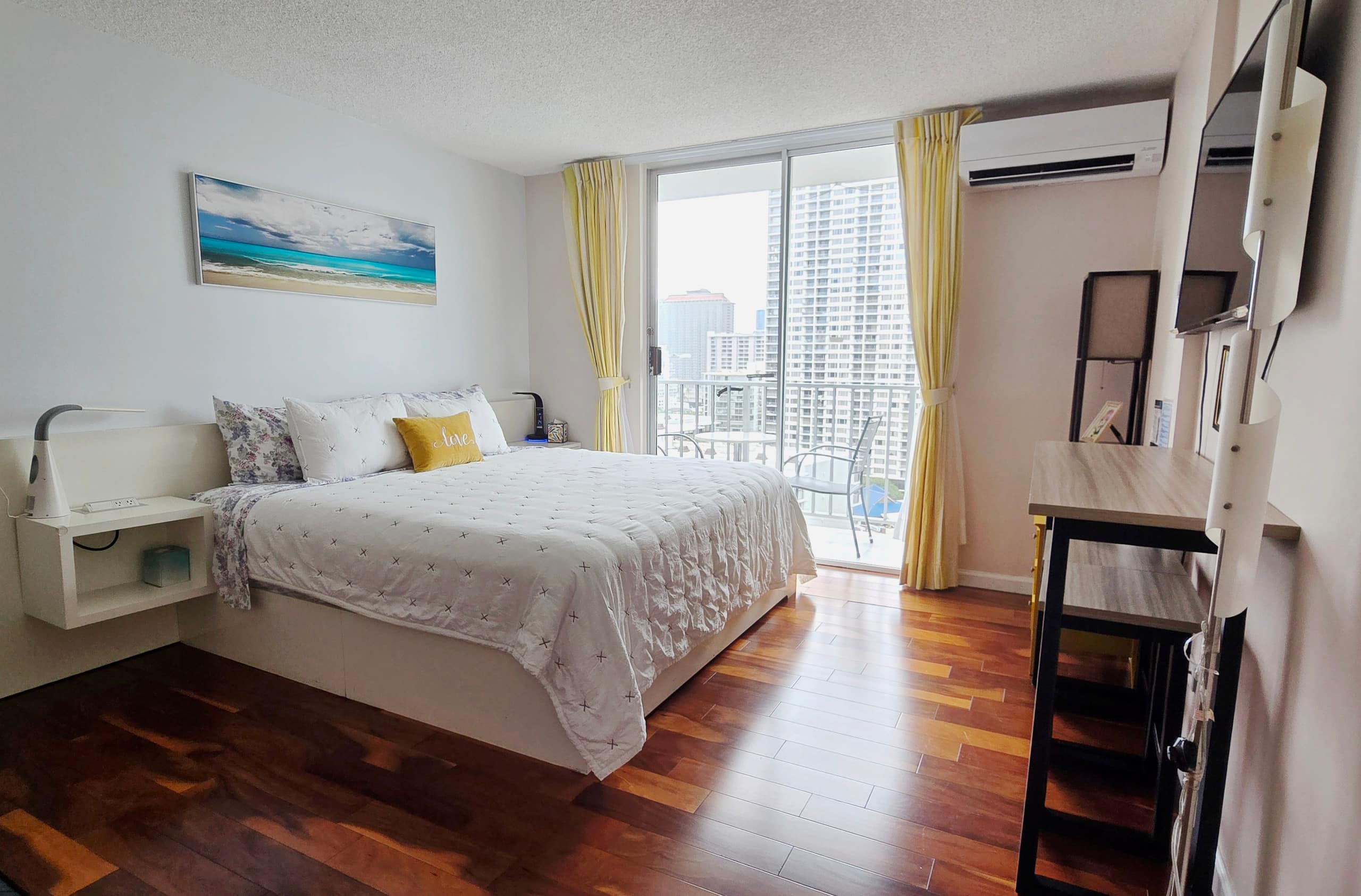 Condo in Honolulu · ★4.93 · 1 bedroom · 1 bed · 1 bath - Image 4