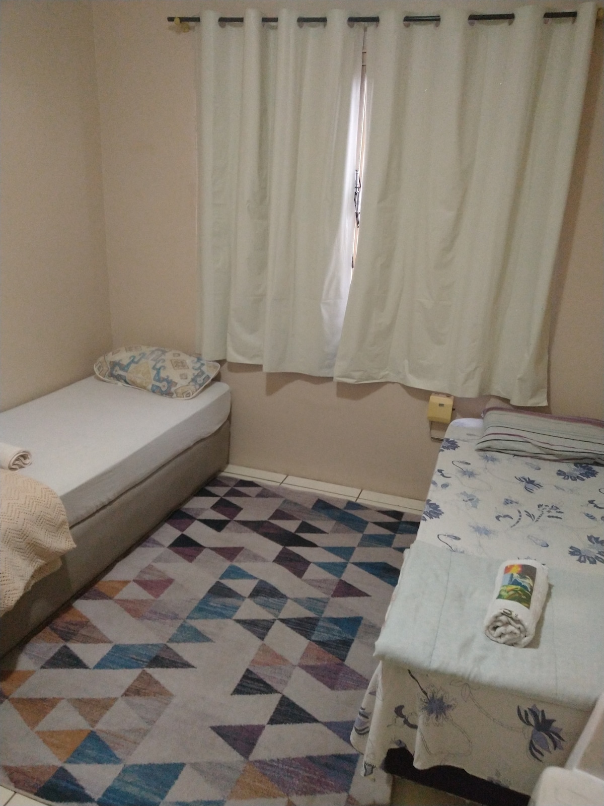 Habitación con una litera y dos camas individuales. 