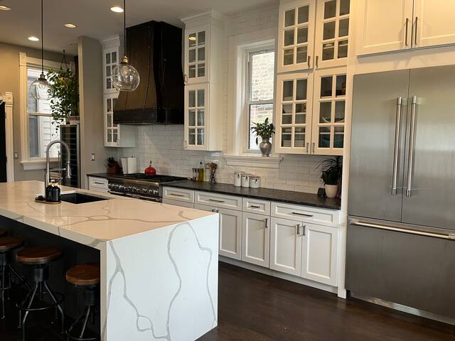 Gorgeous Home in Heart of Wicker Park gallery image 2