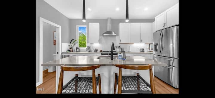 Stylish 3br Near Downtown | Rooftop Patio + Garage - ローリー, NC