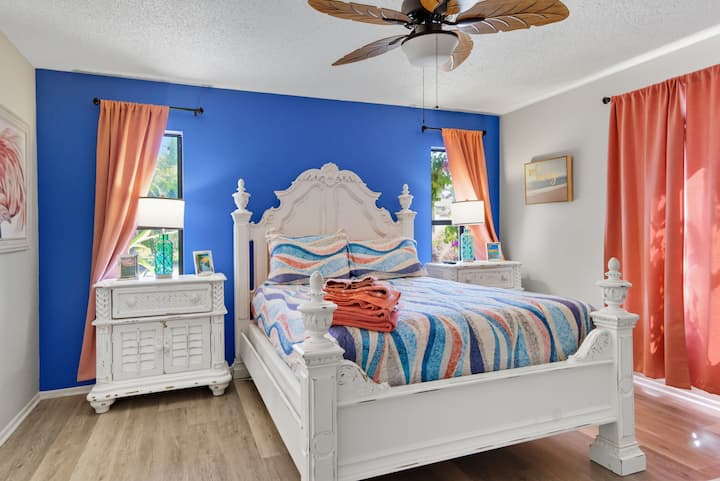 Спалня с баня, тоалетка, дрешник и телевизор.  