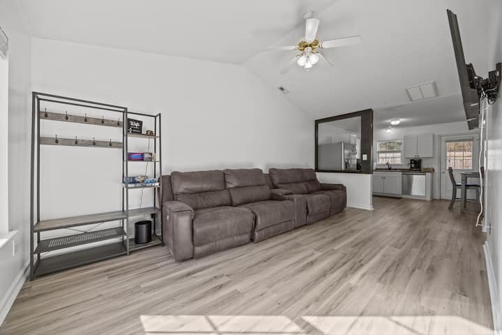 Mzrt Modern Coastal Home | 20 Min To Beach - Jacksonville, NC