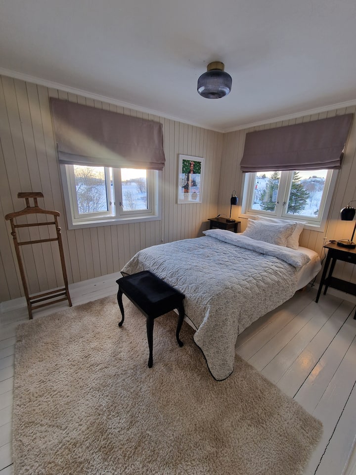 Dhomë gjumi në katin e sipërm me krevat 120 cm