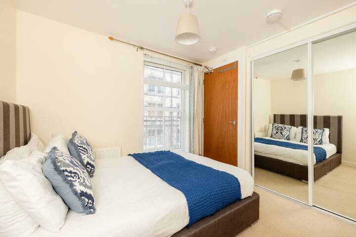 Free parking SpaciousMeadow Duplex for the Fringe gallery image 3