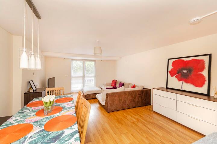 Free parking SpaciousMeadow Duplex for the Fringe gallery image 5